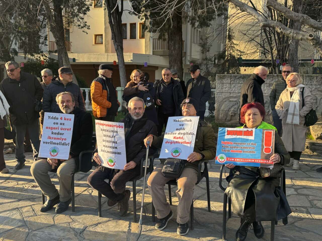 Emekliler Menteşe’de Oturma Eylemi Yaptı: “Geçinemiyoruz, İnsanca Yaşamak İstiyoruz” 2